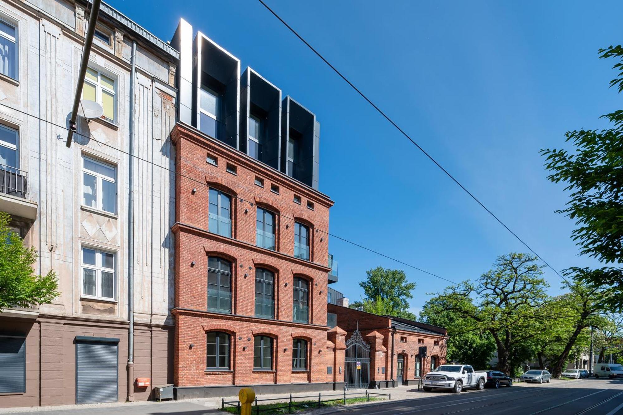 Apartment Downtown - Parking & Balcony - By Rentujemy *